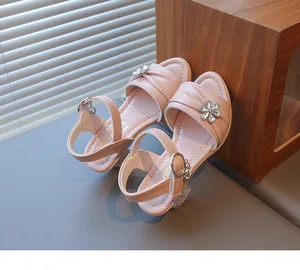 Detailansicht der rosa Mädchen-Prinzessinnen-Sandalen mit funkelnden Strassblumen-Motiven