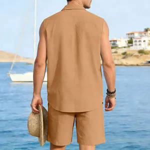 Rückansicht eines beigen ärmellosen Herren-Leinen-Sets mit Shorts in Strandumgebung.