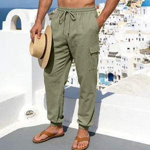 Detailansicht der olivgrünen Leinen-Cargohose für Herren mit Kordelzug im Sommerflair.