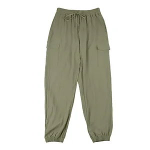 Atmungsaktive Herren-Leinen-Cargohose mit mehreren Taschen und Tunnelzug im Detail