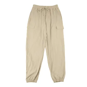 Flachliegende Herren-Cargo-Leinenhose in Khaki mit elastischem Bund und vielen Taschen