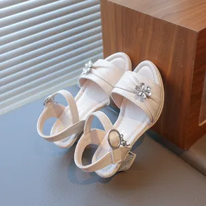 Elegante Mädchen-Sandalen mit hohen Absätzen und Strassblumen für Sommerfeste