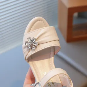 Elegante beige Mädchen-Sandalen mit funkelnden Strassblumen-Details für den Sommer