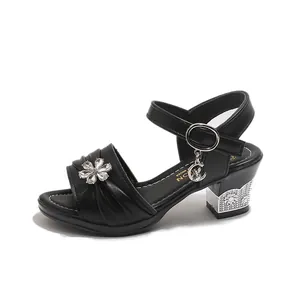 Elegante schwarze Mädchen-Sandalen mit hohen Absätzen, Strassblume und Mondanhänger