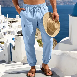Lässige, atmungsaktive Cargo-Leinenhose für Herren in mediterraner Urlaubsstimmung.