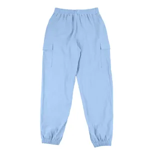 Detailansicht der hellblauen Leinen-Cargohose für Herren mit elastischem Bund.