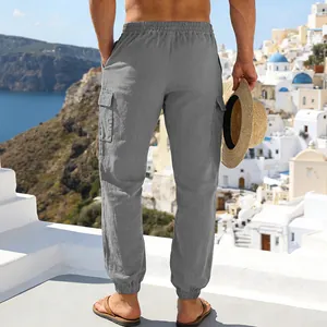 Rückansicht der atmungsaktiven grauen Herren-Leinen-Cargohose mit elastischen Bündchen.