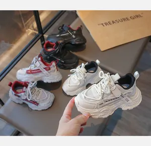 Gros plan de baskets respirantes pour enfants avec motif cœur et semelle épaisse.