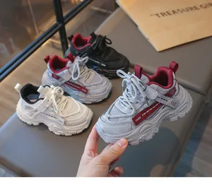 Vue détaillée de baskets en maille respirante pour enfants en plusieurs coloris.