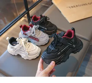 Détail des baskets respirantes pour enfants avec un motif cœur très élégant