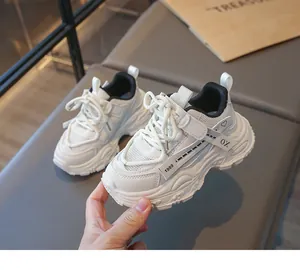Vue détaillée de baskets blanches respirantes pour enfants avec semelles épaisses et brides