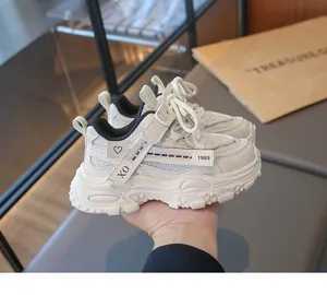 Gros plan de baskets blanches en mesh respirant pour enfants avec motif XO