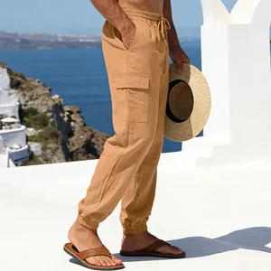 Khaki Leinen-Cargohose für Herren mit elastischem Bund und Taschen in einer Küstenlandschaft