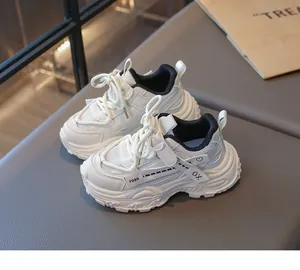 Gros plan de baskets pour enfants en mesh blanc respirant avec semelles compensées