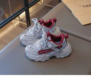 Vue détaillée latérale des chaussures de course pour enfants en mesh gris et rouge sport