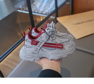 Vue détaillée de chaussures de sport respirantes en mesh gris et bordeaux pour enfants