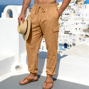 Detailansicht der Leinen-Cargohose für Herren mit Kordelzug und elastischem Beinabschluss.