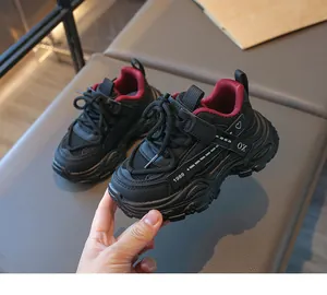 Détail de baskets noires pour enfants avec maille respirante et une doublure rouge