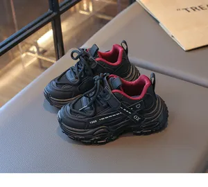 Vue détaillée des baskets respirantes pour enfants noires avec accents intérieurs rouges