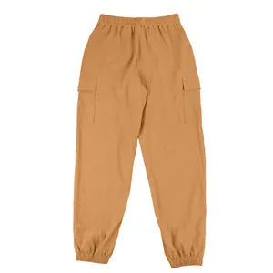 Nahaufnahme einer braunen Herren-Cargohose aus Leinen mit Gummibund und praktischen Taschen