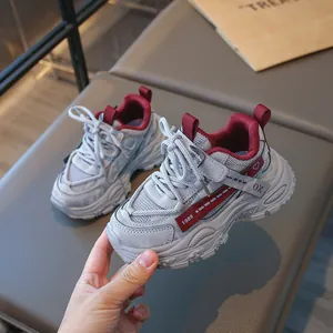 Baskets de sport en mesh respirant pour enfants, gris et rouge avec semelles épaisses.