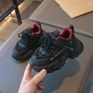 Baskets pour enfants en mesh respirant noir et rouge pour le sport
