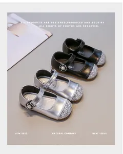 Eleganti scarpe Mary Jane glitterate argento e nero per bambine con fiore perla