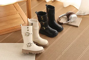 Detailansicht der Vintage-Stiefel im britischen Stil für Mädchen mit doppelten Schnallen