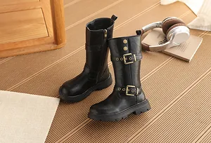 Detailansicht schwarzer Mädchenstiefel aus Leder mit doppelten Riemen und Reißverschluss
