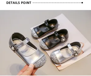 Dettaglio scarpe da principessa glitterate per bambine con fibbia a fiore e perla