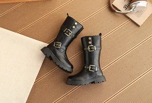 Detaillierte Draufsicht schwarze Mädchenstiefel mit doppelter Goldschnalle und Profilsohle