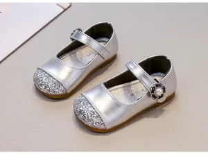 Vista dettagliata di scarpe Mary Jane argento per bambina con punta di paillettes.