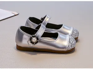 Vista dettagliata delle scarpe da principessa argento con glitter per bambina