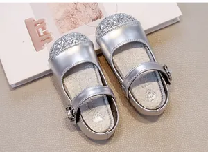 Vista dettagliata di scarpe Mary Jane glitterate argento per bambine eleganti