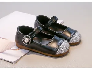 Dettaglio scarpe da principessa nere per bambina con glitter argento e perla