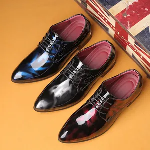 Drei Paar elegante Herren-Lacklederschuhe mit spitzer Kappe in verschiedenen Verläufen.