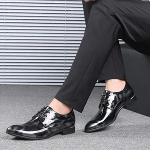Detailaufnahme von schwarzen Lacklederschuhen mit Marmormuster für Herren im Business-Stil