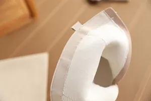 Makrodetail des weichen weißen Plüschfutters in den Winterstiefeln für Mädchen.