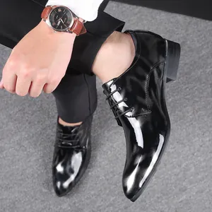 Detailansicht der Hochglanz-Oberfläche schwarzer Lackleder-Herrenschuhe für formelle Anlässe.