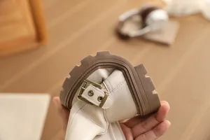 Detailansicht der flexiblen Gummisohle von mittelhohen Mädchenstiefeln im britischen Stil.