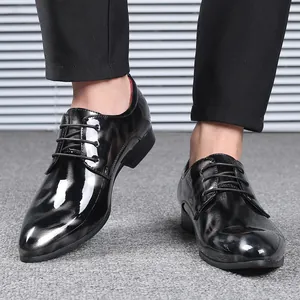 Nahaufnahme von schwarzen Herren-Lacklederschuhen mit spitzer Kappe im Business-Stil.
