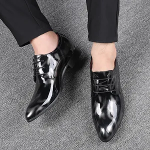 Detailansicht glänzender schwarzer Herren-Oxford-Schuhe mit spitzer Kappe am Modell