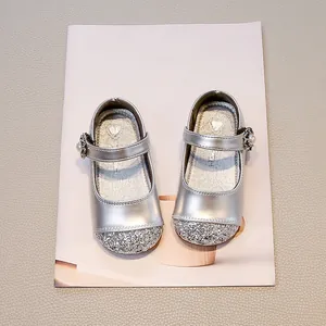 Scarpe Mary Jane da bambina in argento scintillante con punta glitterata e suola morbida.