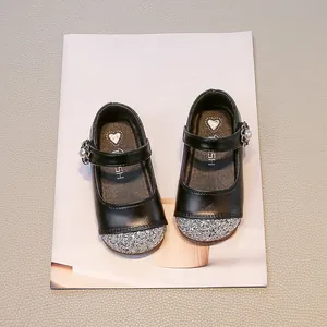 Eleganti scarpe Mary Jane nere da bambina con punte glitterate e dettaglio perla.