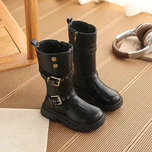 Stylische schwarze Mädchen-Halbstiefel mit Retro-Doppelschnallen und dicker Sohle.