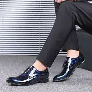 Detailansicht von glänzenden blauen Marmormuster-Herren-Spitzschuhen für formelle Anlässe.