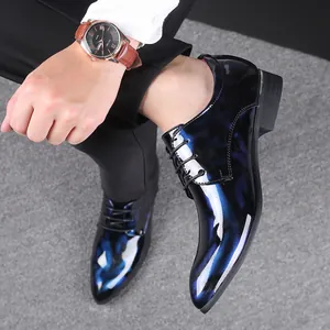 Detailansicht der glänzenden, blau-schwarzen Lackleder-Halbschuhe für Herren mit Spitze