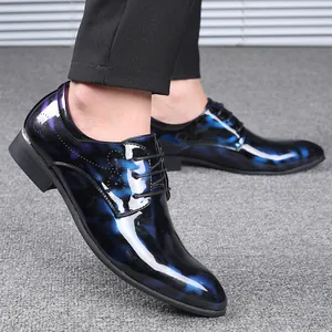 Detail von Herren-Business-Schuhen mit blau-violettem Metallic-Farbverlauf
