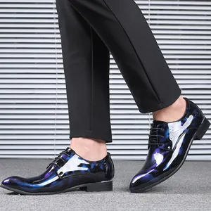 Detailansicht der blau-schwarzen spitzen Herrenschuhe aus Lackleder im Business-Stil.
