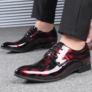 Nahaufnahme der modischen, rot-schwarzen Lacklederschuhe mit spitzer Kappe für Herren